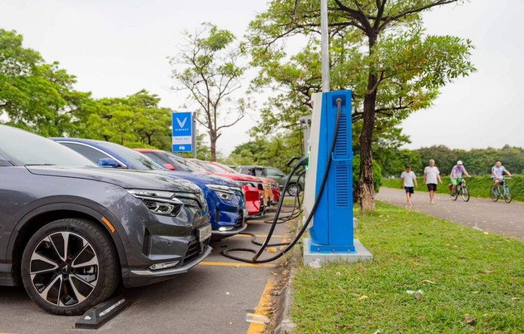 Chính sách miễn phí sạc pin xe VinFast